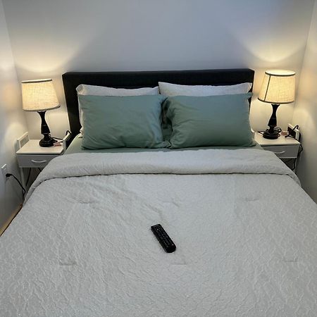 Private Entrance, Private Bathroom, Bedroom And Workspace Ottawa Buitenkant foto