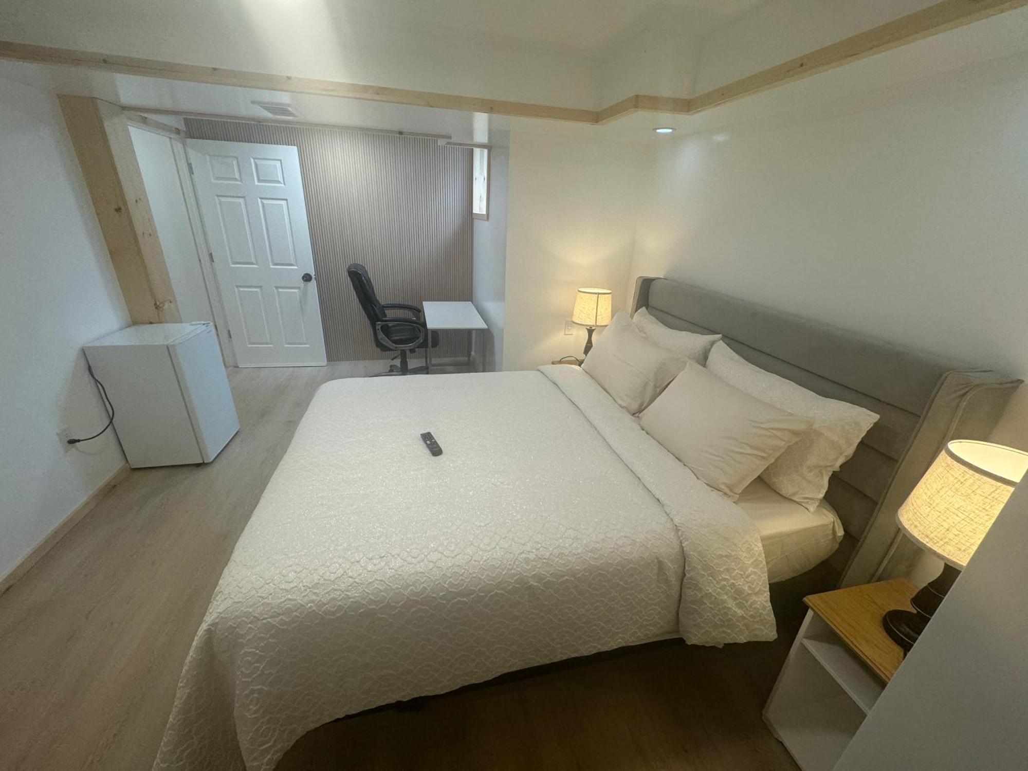 Private Entrance, Private Bathroom, Bedroom And Workspace Ottawa Buitenkant foto