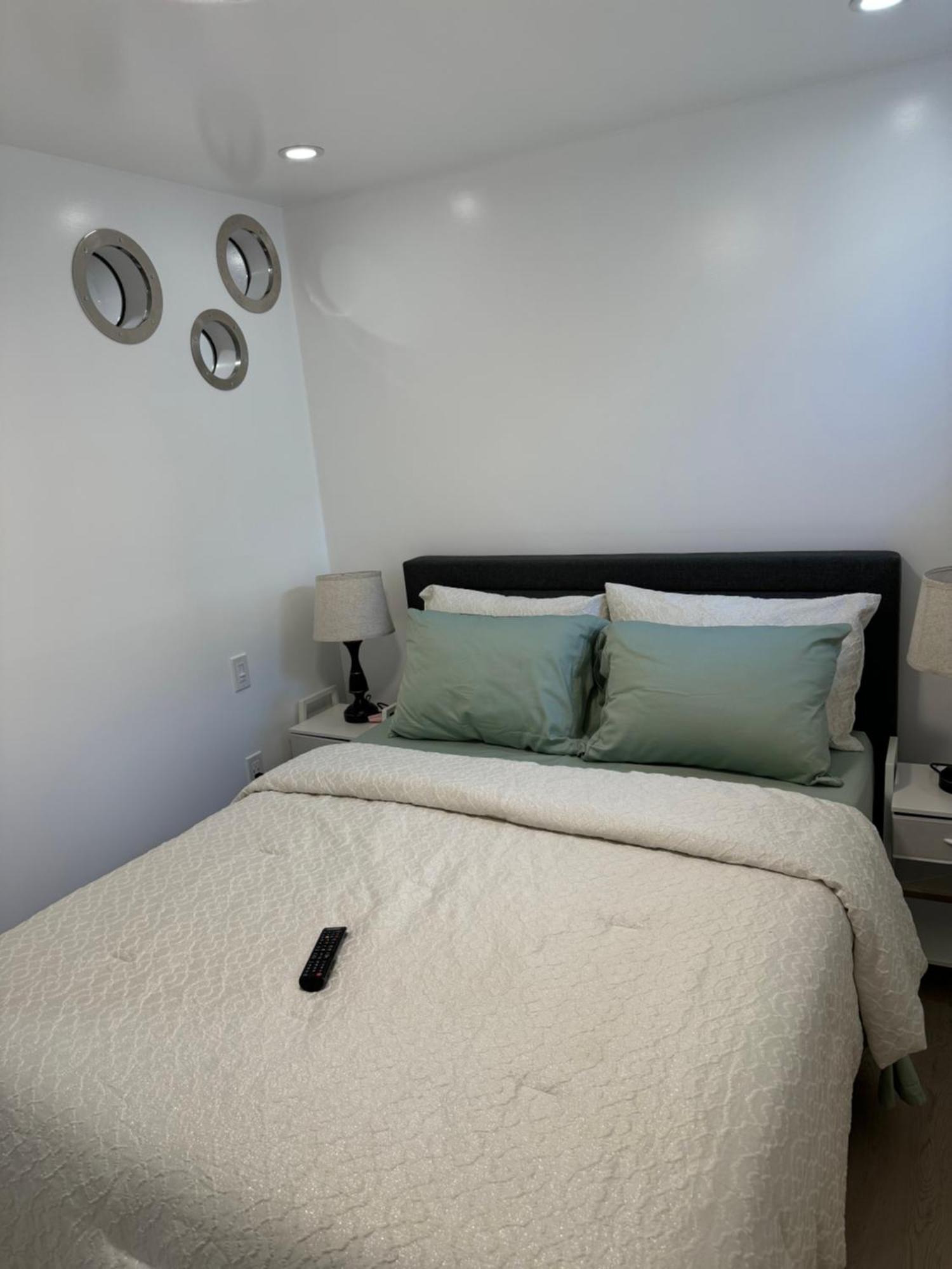 Private Entrance, Private Bathroom, Bedroom And Workspace Ottawa Buitenkant foto