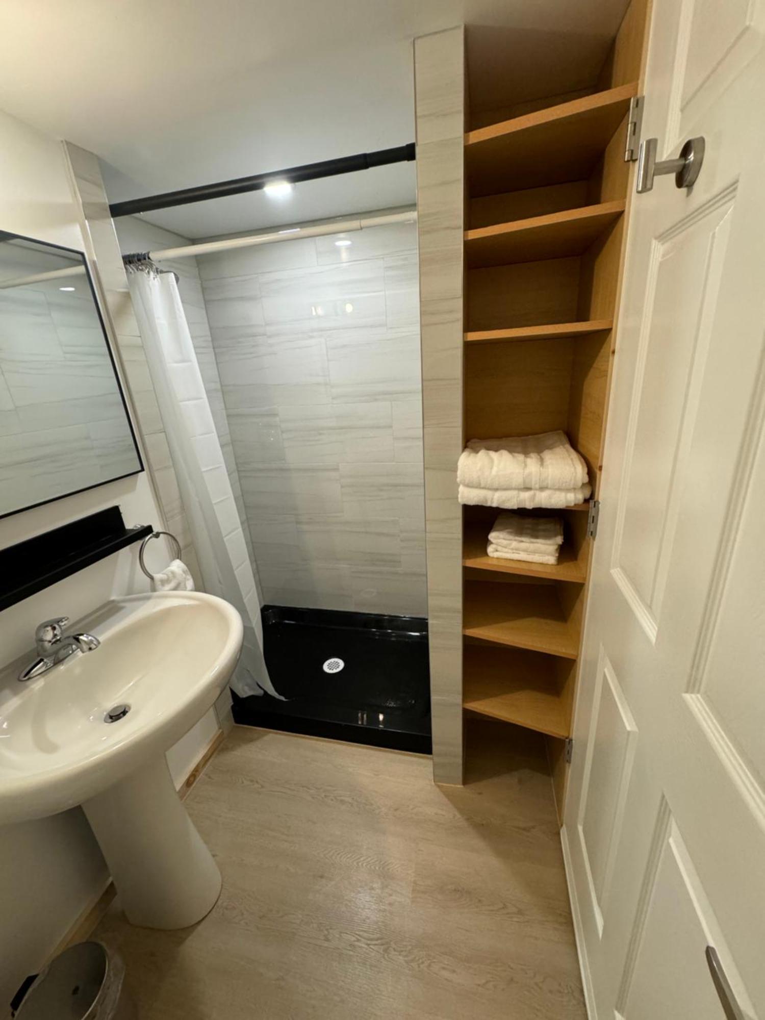 Private Entrance, Private Bathroom, Bedroom And Workspace Ottawa Buitenkant foto